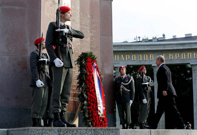 Wladimir Putin legt am Denkmal der Roten Armee einen Kranz nieder
