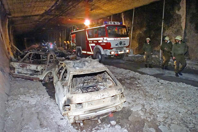 Ausgebrannte Wracks im Tauerntunnel